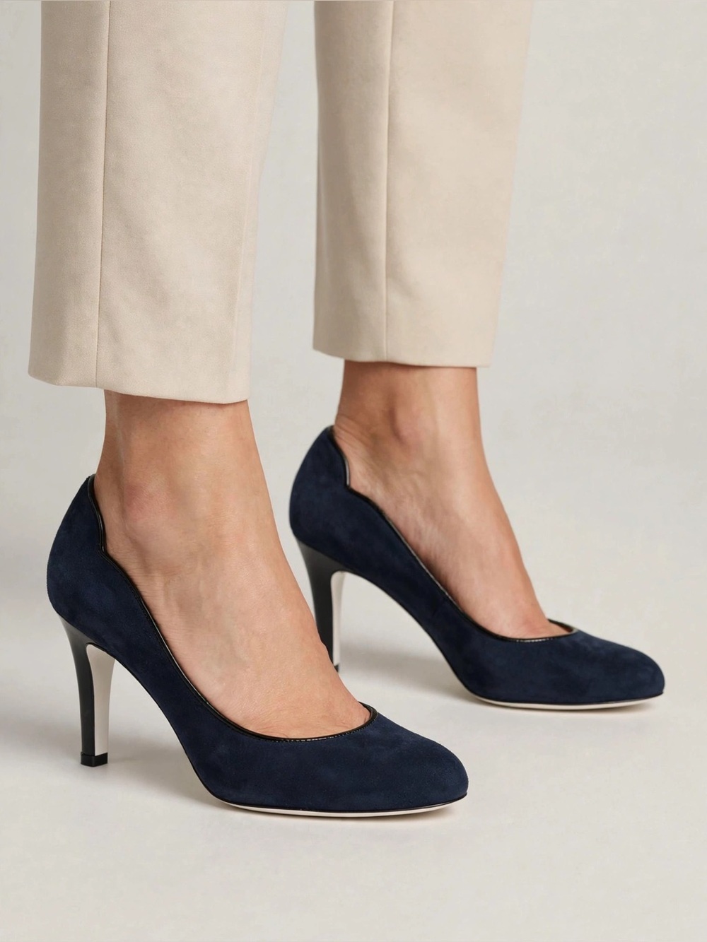 Ron White Vero Cuoio Navy Suede Classic Round-Toe Heels. Dust bag included.